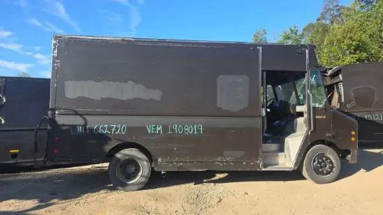 Picture of 2005-freightliner-mt45-chassis-truck-delivery